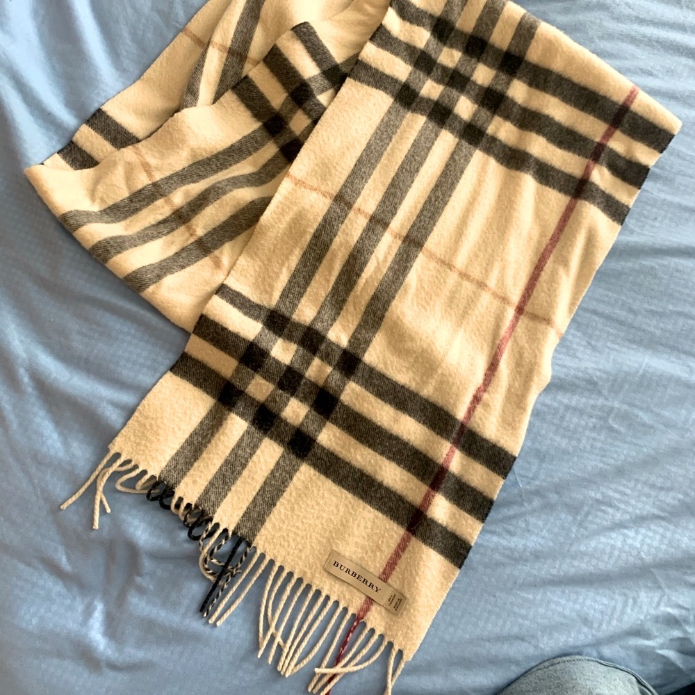 Burberry Classic Cashmere Scarf - Picture 1 of 4